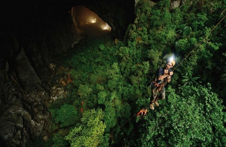 Спуск в пещеру Шондонг